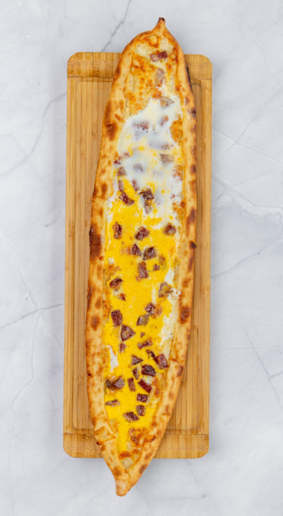 Pide Sucuklu Kaşarlı Yumurtalı Fiyat: 350 TL Sucuğun baharatlı lezzeti, eriyen kaşar peyniri ve taptaze yumurtanın bir araya geldiği, bol malzemeli ve doyurucu bir pide.