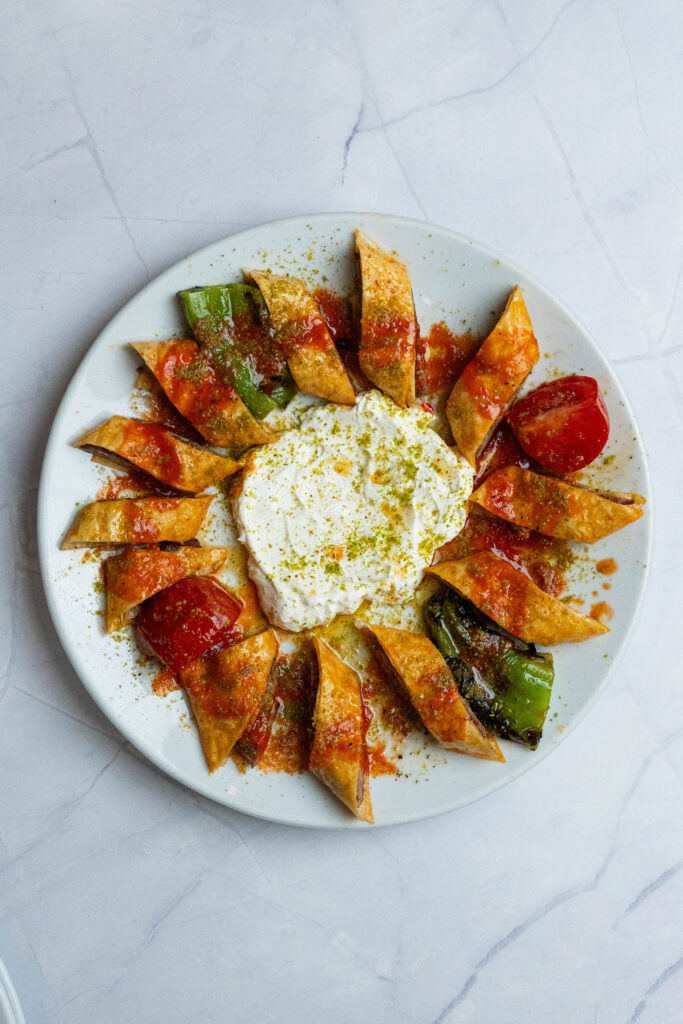 Sarma Beyti 200gr Fiyat: 750 TL İnce lavaşın içine sarılmış kıymalı harcın, domates sosu ve yoğurt eşliğinde servis edildiği, geleneksel bir kebap çeşidi.